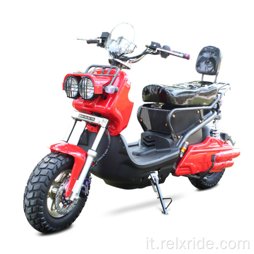 Uno scooter elettrico con protezione paraurti dal look retrò unico